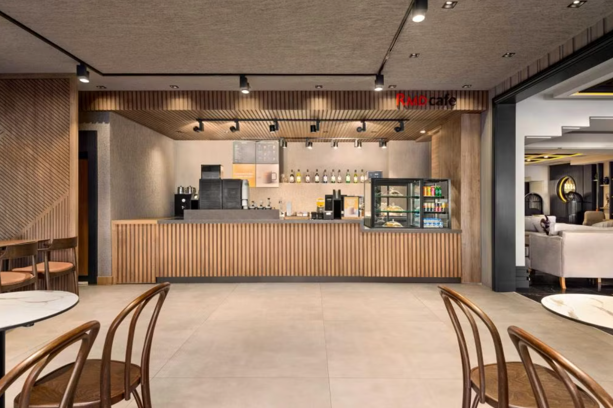 Cafe & Bar