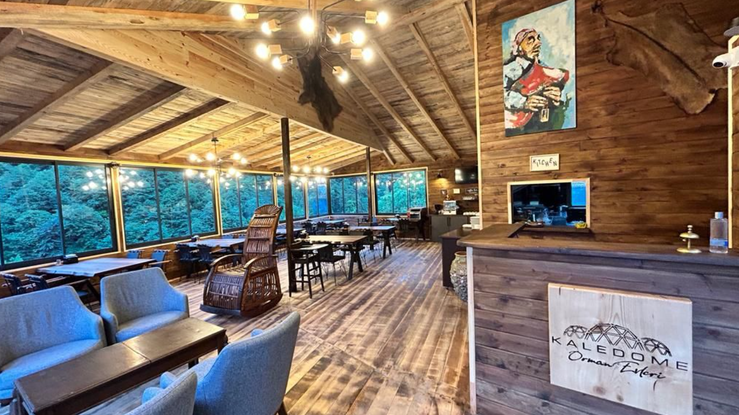 Cafe & Bar